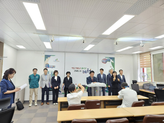 김창규 제천시장이 1일 제천시청 4층 브리핑룸에서 기자회견을 갖고 민선 8기 2주년 성과를 브리핑하고 있다. 제천=이상복 기자