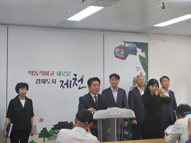 김창규 제천시장이 1일 제천시청 4층 브리핑룸에서 기자회견을 갖고 민선 8기 2주년 성과를 브리핑하고 있다. 제천=이상복 기자