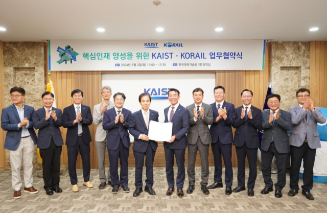 한문희 코레일 사장(사진 오른쪽에서 여섯번째)은 2일 오후 카이스트 대전 본원에서 이광형 카이스트 총장(사진 오른쪽에서 일곱번째)과 철도표준 모빌리티 학과 설립 협약을 체결했다. 코레일 제공