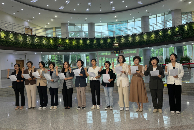 2일 더불어민주당 소속 대전시·구의회 여성의원들이 대전시의회 로비에서 기자회견을 열고 성추행 혐의로 논란을 빚고 있는 대전시의회 A의원의 자진사퇴를 촉구했다. 사진=조사무엘 기자.