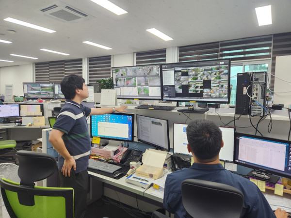 청주시 재난안전실 직원들이 본격적인 장마가 시작된 2일 도로, 취약지역 등을 모니터링하고 있다. 송휘헌 기자