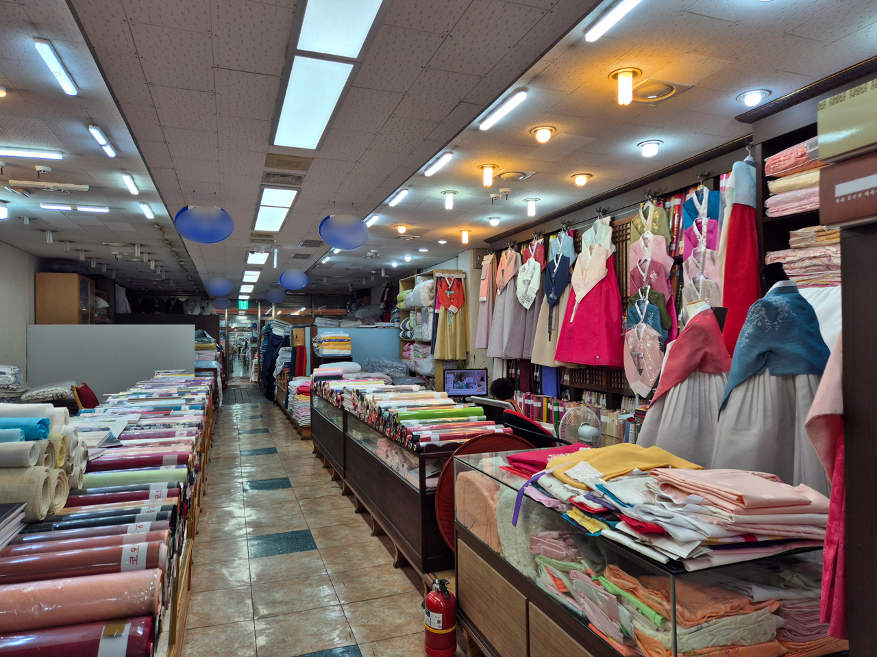 평일 오후 한복거리는 시민들의 발길이 끊겨 한산한 분위기를 유지했다. 사진=강승구 기자