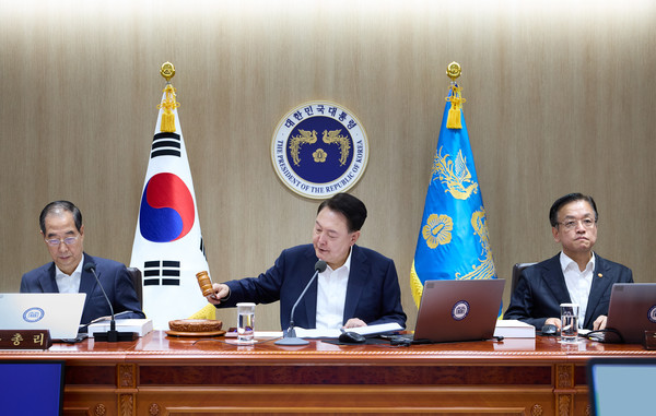 윤석열 대통령이 2일 서울 용산 대통령실 청사에서 열린 국무회의에서 개회 선언을 하고 있다. 2024.7.2 [대통령실 제공. 재판매 및 DB 금지]