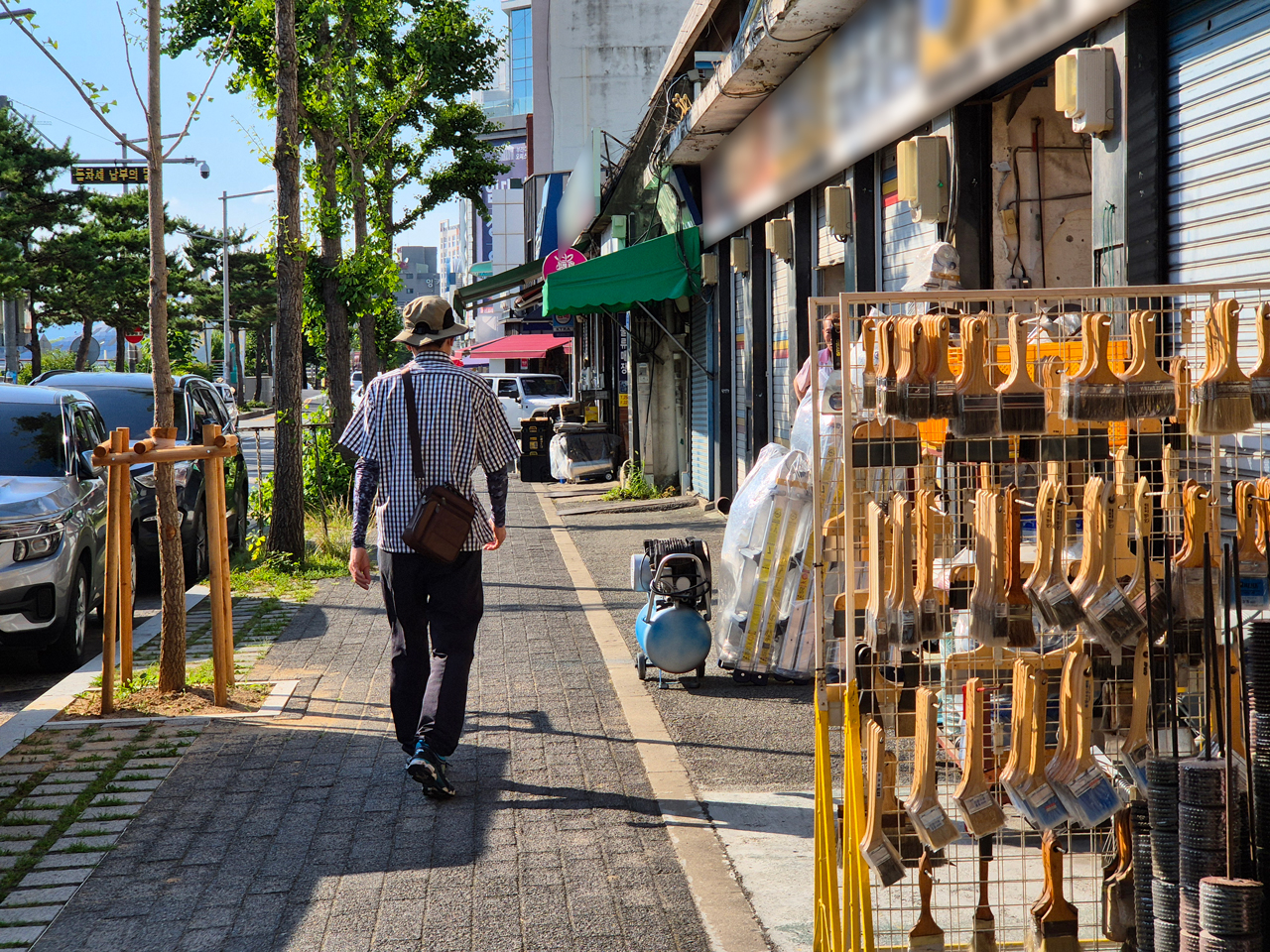 평일에 공구 특화거리는 한산한 분위기를 유지한 채 몇몇 시민들만 지나다녔다. 사진=강승구 기자