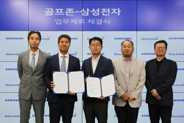 골프존이 삼성전자와 스마트 매장 구축 사업을 위한 업무협약을 체결했다고 밝혔다. 지난 2일 골프존타워서울에서 진행된 업무협약식에서 (왼쪽부터)골프존 송영범 상무, 골프존 박강수 대표, 삼성전자 한국총괄 B2B영업팀 오치오 팀장, 이계원 상무, 정세환 상무가 기념사진을 촬영하고 있다.골프존 제공