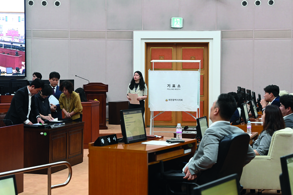 3일 대전시의회에서 제 9대 후반기 의장선출 관련 2차 투표를 마치고 개표를 진행하고 있다. 김주형 기자 hyoung99@cctoday.co.kr