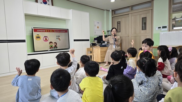 ▲ 충남 당진용연유치원 디지털 과의존·과몰입 예방교육 모습.  당진용연유치원 제공