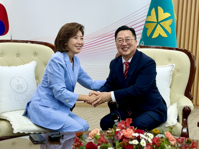 나경원 국민의힘 당 대표 후보가 4일 오전 대전시청에서 이장우 대전시장을 만나 인사를 나누고 있다. 사진=조사무엘 기자.