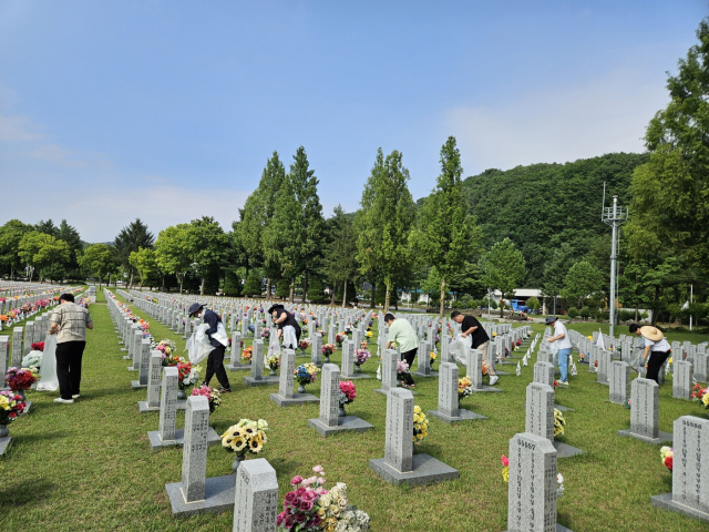대전문화재단은 순국선열과 호국영령의 숭고한 희생을 기리기 위해 4일 국립대전현충원을 찾아 묘역정비 등 환경정화 봉사활동을 펼쳤다. 대전문화재단 제공