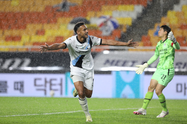 11일 오후 수원월드컵경기장에서 진행된 ‘하나은행 K리그2 2024’ 11라운드 수원삼성블루윙즈와 천안시티FC의 경기는 모따의 득점에 힘입은 천안의 1대 0 승리로 마감됐다. 사진은 후반 9분 득점에 성공한 모따. 한국프로축구연맹 제공.