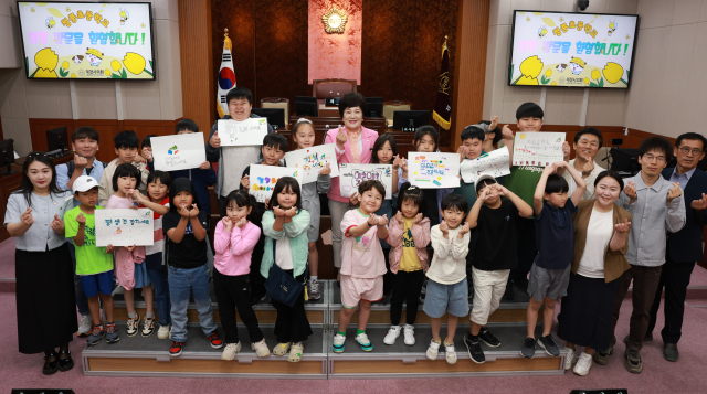 제9대 제천시의회 이정임 의장이 전반기 의정활동을 왕성한 활동속에 마쳤다. 사진은 청풍초등학교 학생들이 의회 견학 모습.제천시의회 제공