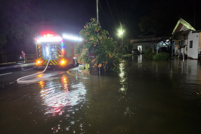 8일 오전 3시 41분 대전 서구 장안동의 한 주택 마당에 물이 차 소방이 배수 지원에 나섰다. 대전소방본부 제공