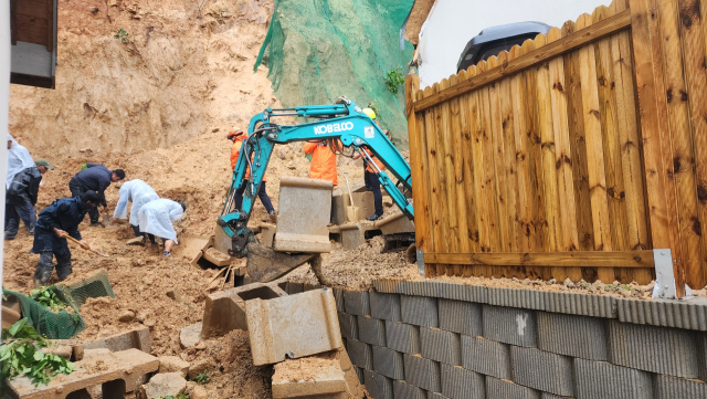 옥천군에 내린 많은 비로 8일 오전 8시44분 옥천읍 양수리에 주민 1명이 매몰로 추정이 의심돼 구조작업 중이다.(사진/옥천소방서 제공)