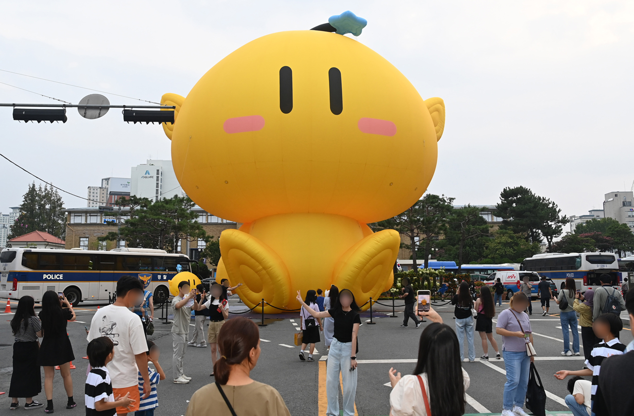 지난해 대전 중구 은행동 원도심에서 열린 대전 0시 축제를 찾은 시민들이 꿈돌이와 기념사진을 찍고 있다. 충청투데이 DB.