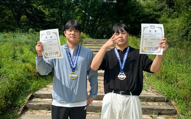 지난달 21~27일 경북 상주 실내체육관에서 열린 ‘양정모올림픽제패기념 제49회 KBS배 전국레슬링대회’에서 대학부 남자 자유형 92kg 금메달을 딴 이호영(좌), 86Kg 동메달의 김지혁. 한남대학교 제공