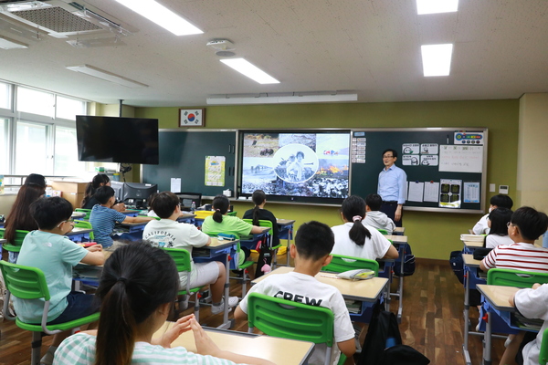 ▲ 시니어교육지원 사업단이 지난달 24일 계룡시 두마초등학교 5학년 학생들을 대상으로 ‘나라 사랑’에 대한 강의를 진행했다.  계룡시사회복지협의회 제공