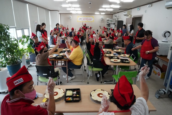 ▲ 충남 장애인 부모회 계룡지회는 발달장애인의 가족을 초청, ‘가족 피자만들기 프로그램’을 진행했다. 계룡시사회복지협의회 제공