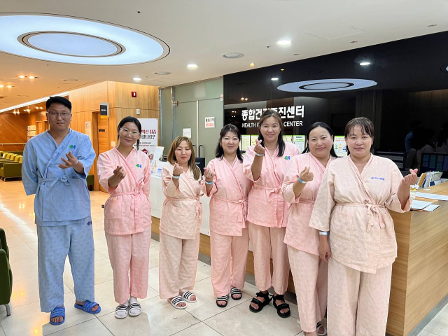 의료법인 한마음의료재단 하나병원 건강검진센터에서 8일 몽골 울란바토르시(市) 중·고등학교 교사들이 건강검진을 하고 있다.(맨왼쪽 하나병원 김현목 대외협력실장과 몽골 고교교사들 / 사진 하나병원 제공)