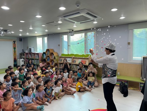 당진시남부노인복지관(관장 김은실)은 지난 28일 당진시 채운동에 위치한 대건어린이집에 방문해 마술공연 봉사활동을 진행했다.