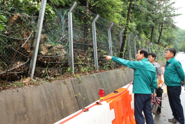 10일 조길형 시장(왼쪽)은 홍수피해로 도로 절토부 낙석방지망이 훼손된 현장을 점검하며 신속한 복구를 해당부서에 주문했다.사진=충주시