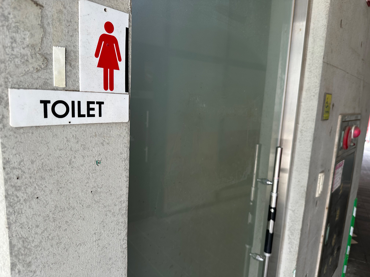 대전 서구 관저동의 한 상가 공영화장실 입구에 별도의 잠금 장치가 마련돼 있지 않은 모습. 사진=서유빈 기자