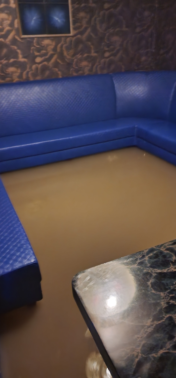 10일 오전 대전에 내린 집중호우로 인해 대전 서구 정림동의 한 상가 지하 노래방이 물에 잠긴 모습. 독자 제공.