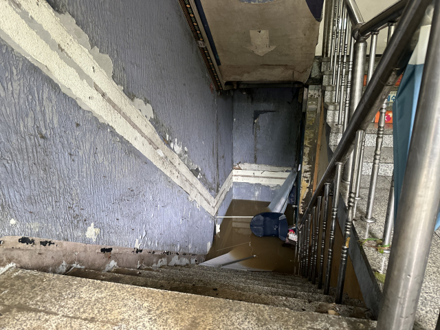 10일 오전 대전에 내린 집중호우로 인해 한 상가의 지하 가게 입구가 물에 잠겼다. 사진=함성곤 기자.