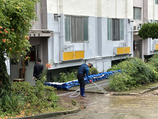 10일 오전 대전에 내린 집중 호우로 인해 서구 정림동 코스모스 아파트 지하 시설이 또다시 물에 잠겼다. 아파트 주민들과 시설 기사들이 물을 빼내고 주변을 청소하고 있다. 사진=함성곤 기자.
