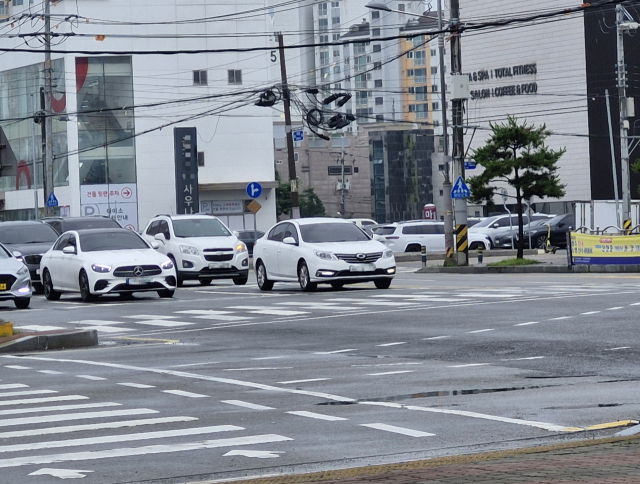 서산시내 한 교차로에서 신호 대기 중인 차량. 사진 전종원 기자