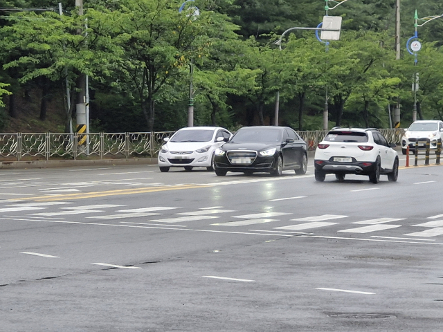 서산시내 한 교차로에서 신호 대기 중인 차량. 사진 전종원 기자