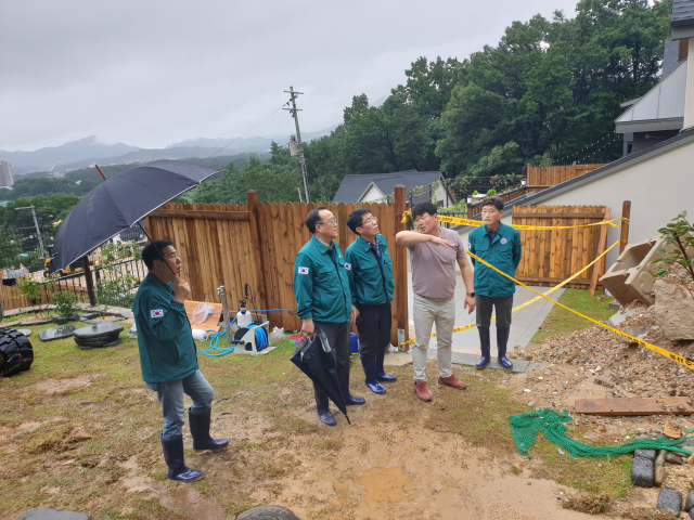 옥천군의회는 지역 내 장마로 발생한 피해 현황을 파악하고자 10일 현장을 직업 방문해 주민들을 위로하고 조속한 복구를 위해 현장 의정활동을 펼쳤다.(사진/옥천군의회 제공)