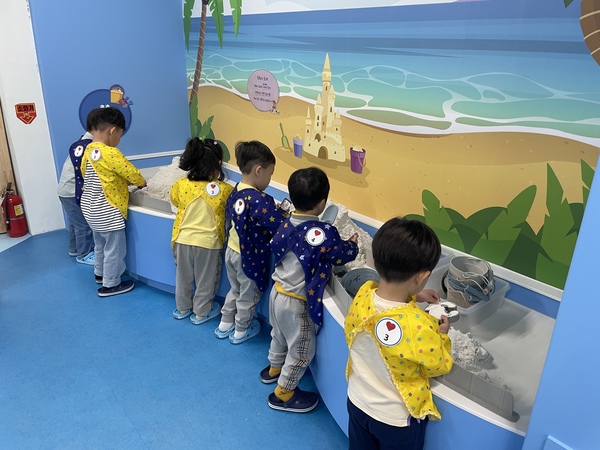 유아들이 충남교육청유아교육원 남부체험교육원 놀이실 '푸른 날개 바다'에서 체험을 하고 있다. 사진 남부체험교육원 제공