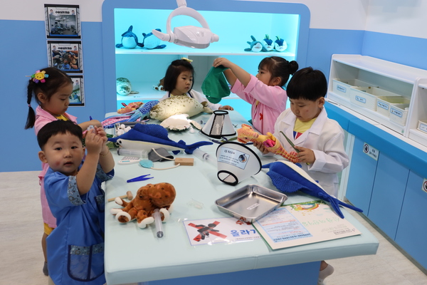 유아들이 충남교육청유아교육원 남부체험교육원 놀이실 '푸른 날개 바다'에서 체험을 하고 있다. 사진 남부체험교육원 제공