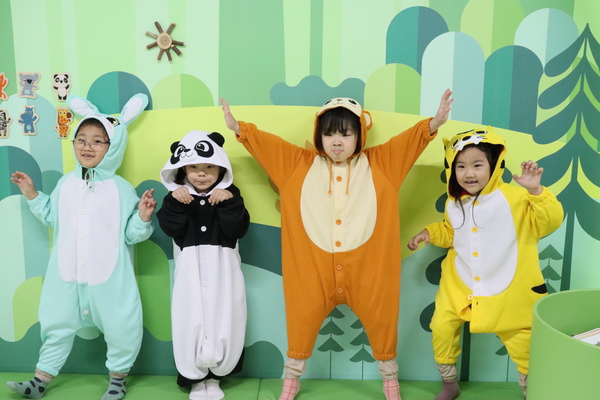 유아들이 충남교육청유아교육원 남부체험교육원 놀이실 '초록 날개 땅 숲'에서 체험을 하고 있다. 사진 남부체험교육원 제공