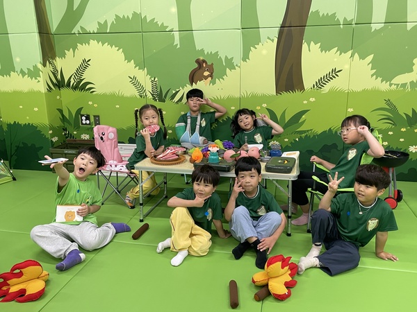 유아들이 충남교육청유아교육원 남부체험교육원 놀이실 '초록 날개 땅 숲'에서 체험을 하고 있다. 사진 남부체험교육원 제공