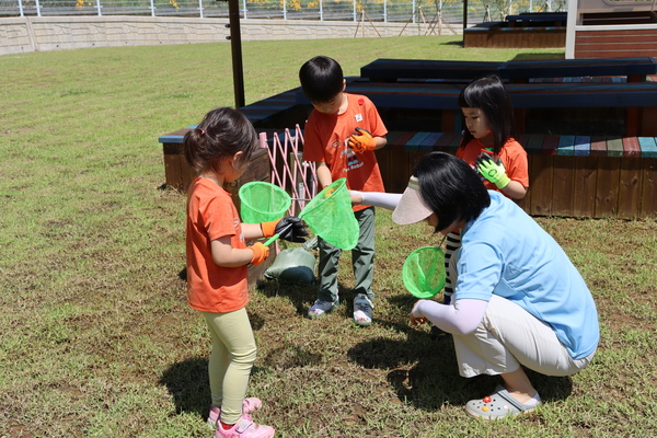 유아들이 충남교육청유아교육원 남부체험교육원 놀이실 '모험 날개 마을'에서 체험을 하고 있다. 사진 남부체험교육원 제공