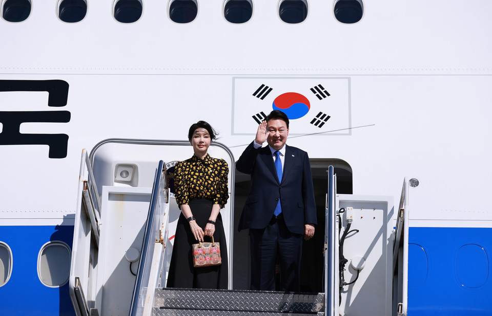 윤석열 대통령과 김건희 여사가 9일(현지시간) 미국 하와이 히캄 공군기지에서 워싱턴으로 출발하기 전 전용기인 공군 1호기에 올라 인사하고 있다.윤 대통령은 워싱턴DC에서 열리는 북대서양조약기구(NATO·나토) 75주년 정상회의 참석할 예정이다. 2024.7.10 사진=연합뉴스. 