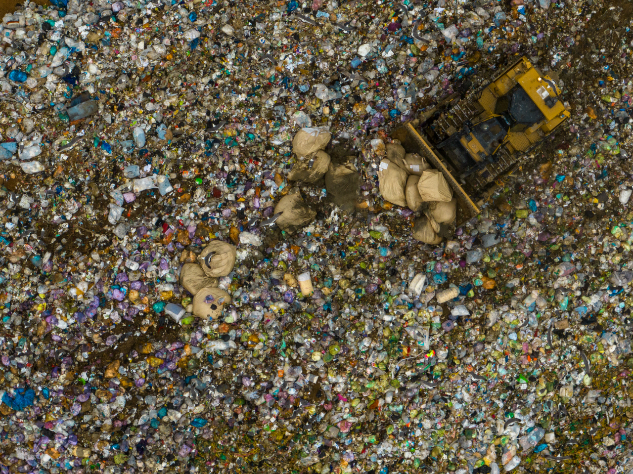  매립장에서 폐기물 매립 작업이 이뤄지고 있다. 사진=연합뉴스. 