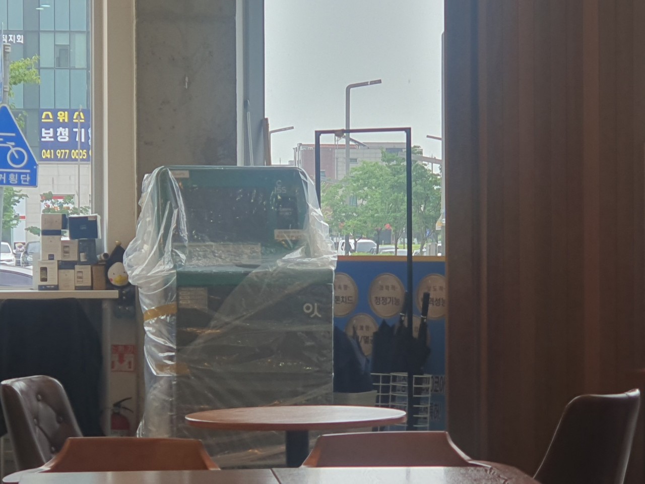 내포의 한 커피숍에서 다회용컵 무인회수기가 비닐에 싸여 있다. 사진=권혁조 기자.