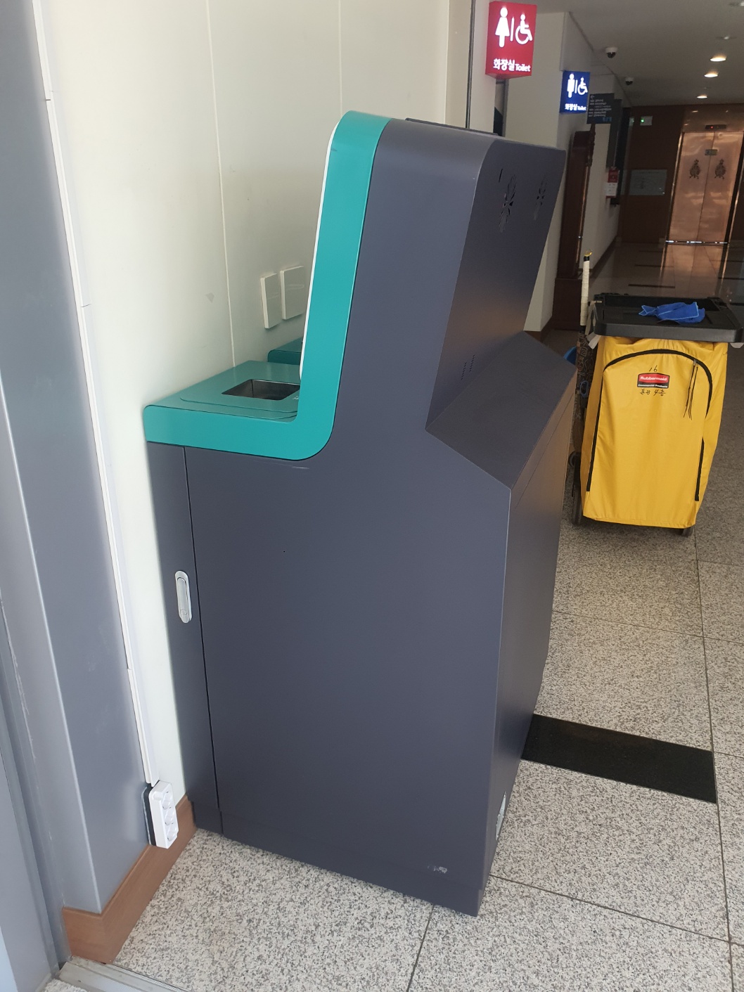 충남도 청사 내에 다회용컵 무인회수기가 방치돼 있다. 사진=권혁조 기자.