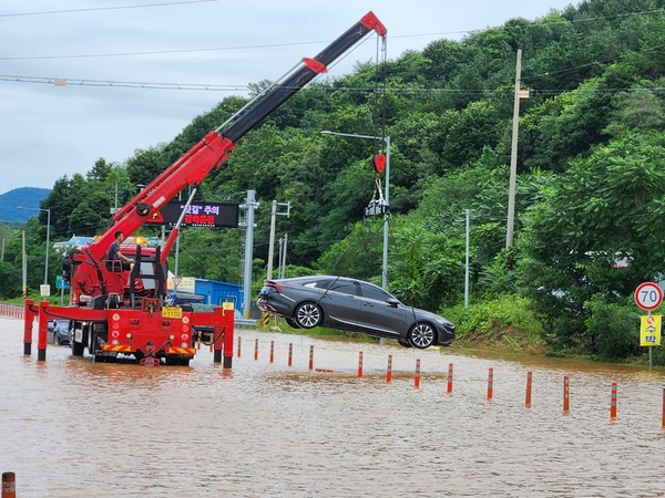 10일 충남 서천 서천읍 오석사거리에서 침수 차량이 건져지고 있다. 사진=김지현 기자 
