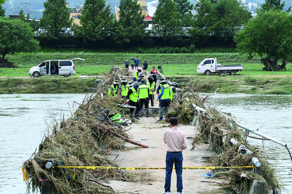 11일 전날 폭우로 인해 유등천 일대에 부유물이 쌓여 인부들이 수해복구를 하고 있다. 김주형 기자 hyoung99@cctoday.co.kr