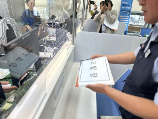 11일 오전 박천홍 대전시지역버스노동조합 위원장이 대전 경찰청에 대전시 버스 회사들의 서비스 평가 보조금 부정 수급에 대한 내용을 담은 고발장을 접수하고 있다. 사진=함성곤 기자.