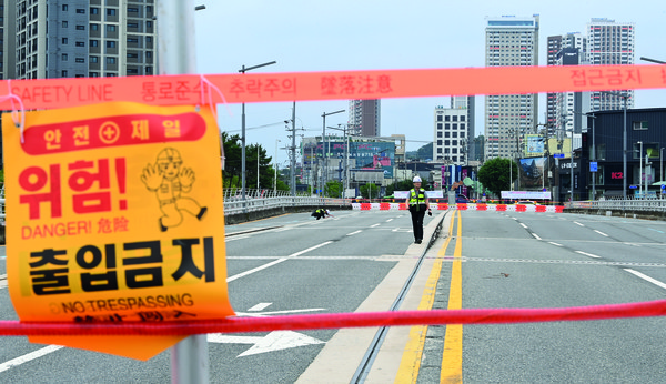 11일 전날 폭우로 인해 유등교 일부가 침하되어 사고조사위원회가 정밀안전진단을 하고 있다. 이에 따라 차량 등의 출입을 통제하고 있다. 김주형 기자 hyoung99@cctoday.co.kr