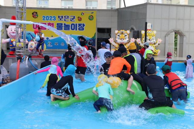 보은군은 오는 19일부터 8월 18일까지 보은읍 뱃들공원 일원에서 아동·청소년과 그 가족들을 위한 여름철 무료 물놀이장을 운영한다.(사진/보은군 제공)