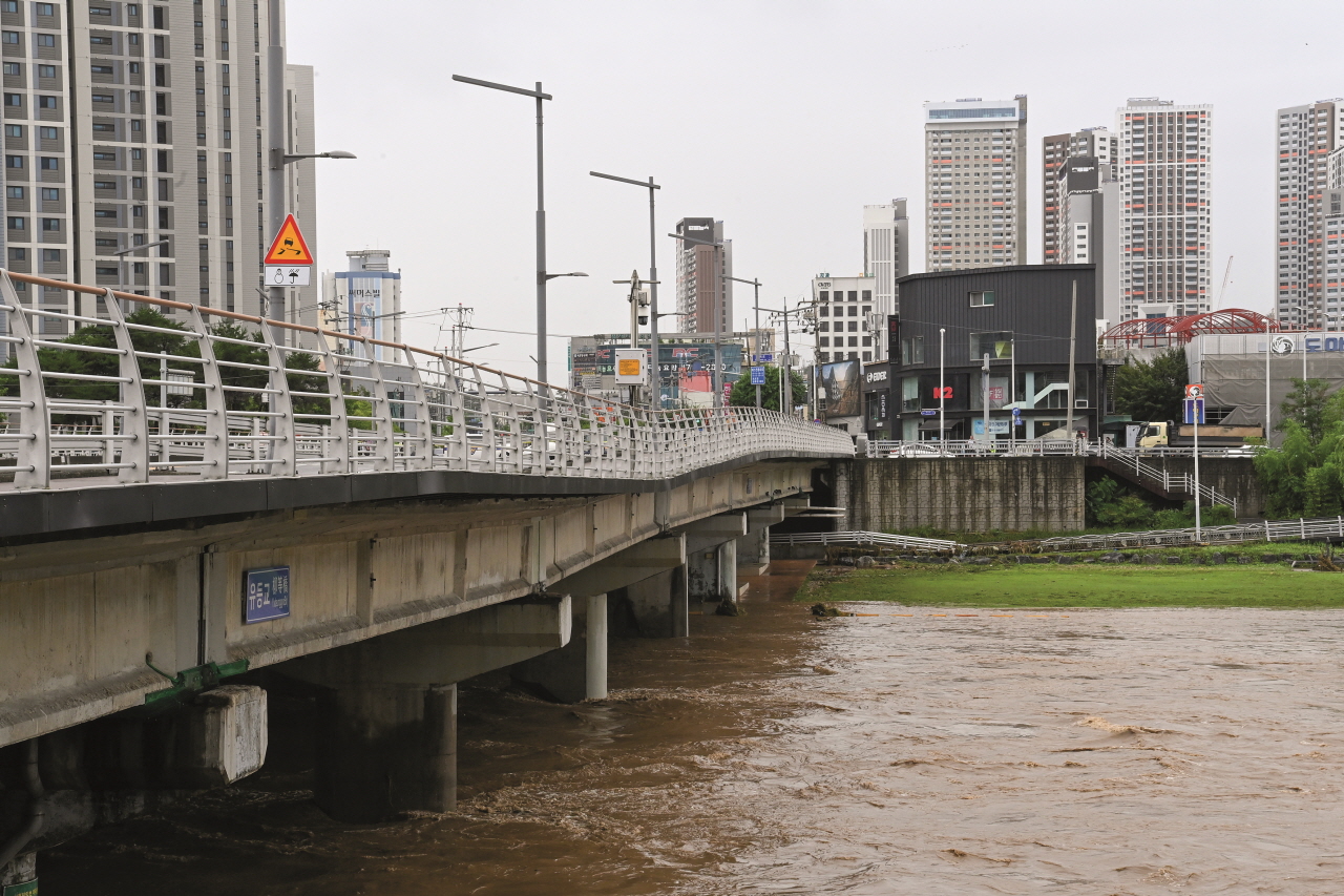 폭우가 내린 10일 대전 중구 유등교 일부가 침하되어 있다. 김주형 기자 hyoung99@cctoday.co.kr