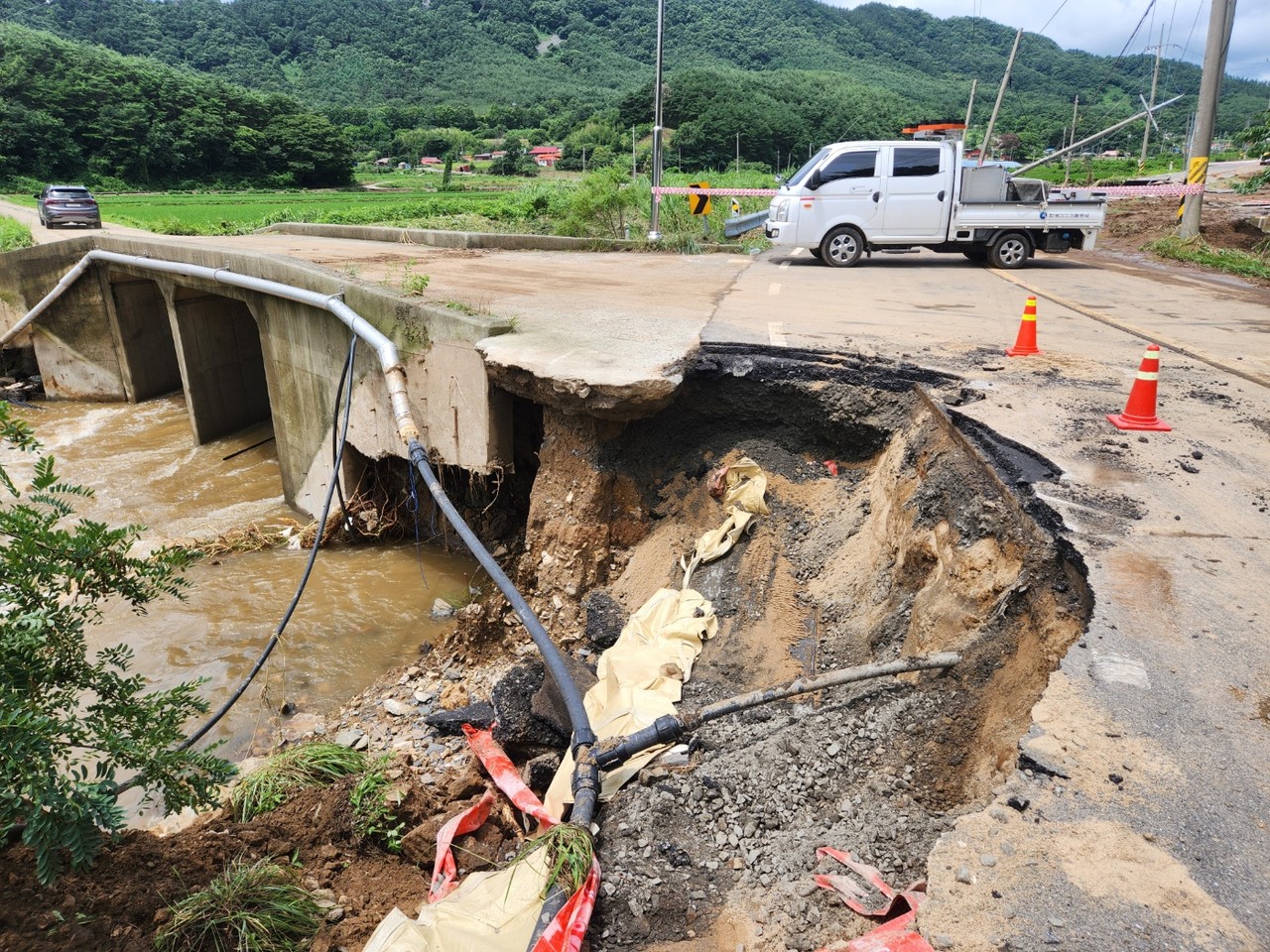 10일 충남 서천 비인면의 한 도로가 폭우로 붕괴돼있다. 사진=김지현 기자