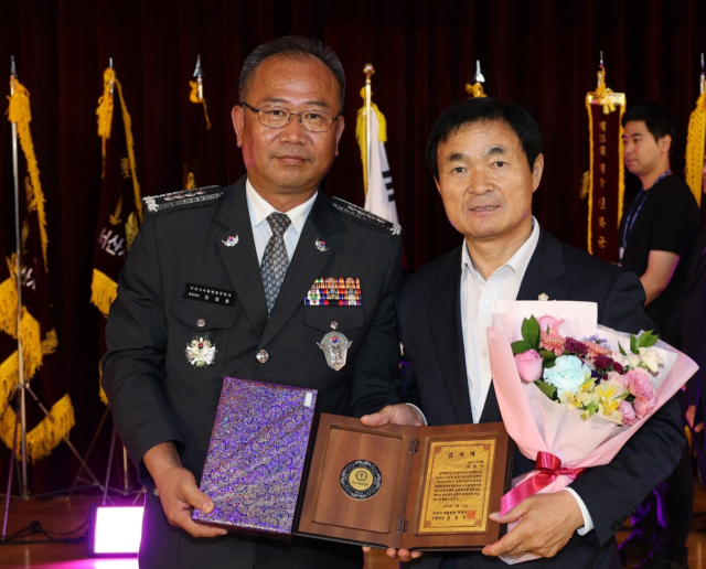 서산시의회 안원기 의원이 ‘제26회 서산시 자율방범연합대 범죄예방 결의대회 및 방범가족 한마음대회’에서 감사패를 받았다. 안원기 의원실 제공