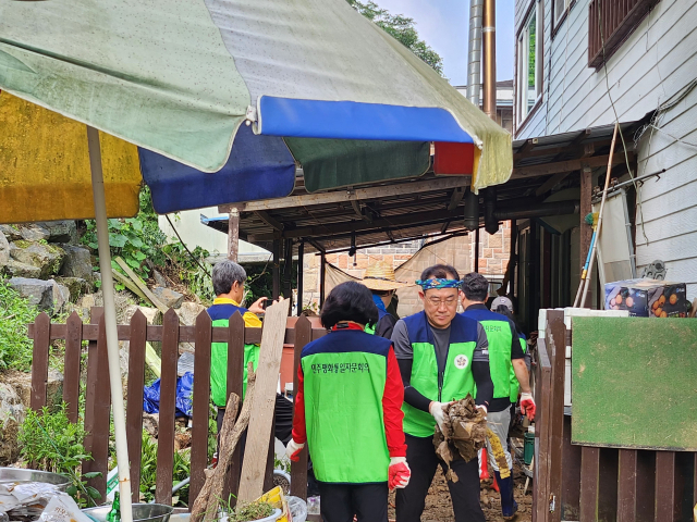 민주평화통일자문회의 옥천군협의회는 지난 13일 폭우로 침수 피해를 본 동이면 주택을 방문해 수재민을 위로하고 수해복구에 힘을 모았다.(사진/민주평통옥천군협의회 제공)