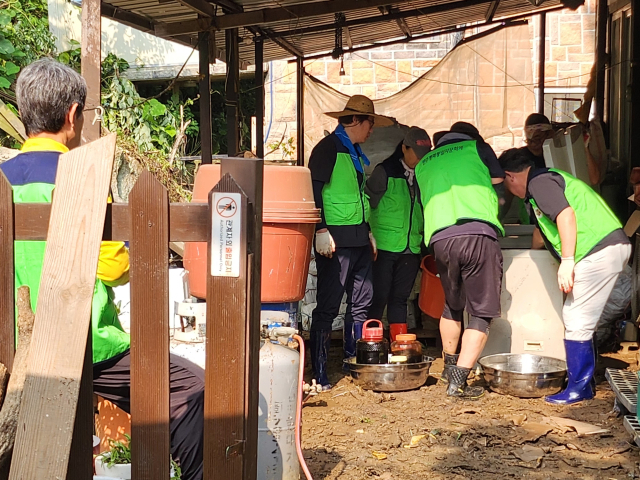 민주평화통일자문회의 옥천군협의회는 지난 13일 폭우로 침수 피해를 본 동이면 주택을 방문해 수재민을 위로하고 수해복구에 힘을 모았다.(사진/민주평통옥천군협의회 제공)